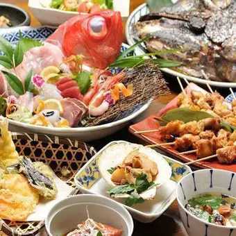 ●3小时畅饮◆包含马肉刺身、5种新鲜鱼类、烤鰤鱼下巴以及自选国产牛肉在内的11道菜“寿套餐” 6499日元 ⇒ 5499日元