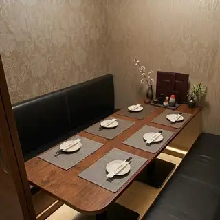 我们提供时尚的私人包间!这些私人包间非常适合小型团体,是商务会议、约会或闺蜜聚会的理想之选。它们将为您打造比以往更加精致优雅的夜晚!