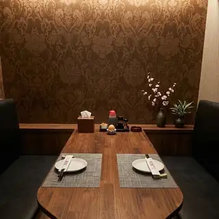 在宽敞私密的包厢内享用您的宴会,无需担心外界干扰!在日式风格的包厢内,柔和的间接照明营造出轻松惬意的氛围,让您尽情享受时光的慢流逝!