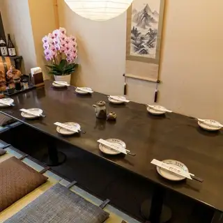 由于这是一个四周环绕着推拉门的私人包间,您可以随意走动而不用担心打扰到其他人!温馨时尚的室内装潢非常适合各种场合,例如宴会、妈妈聚会和闺蜜之夜。