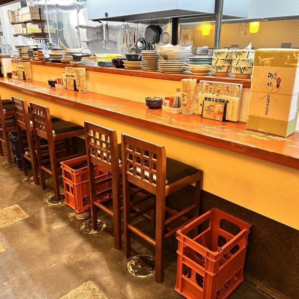 少人数向けには、カウンター席や2~4名対応のテーブル席をご用意☆お一人様利用の方もカウンターで気兼ねなく、デートや友人との食事はテーブルでゆったり過ごせます。木の温もりを感じる空間は、ほど良い距離感を意識した造りで、周囲を気にせず楽しめるのが特徴です♪食事をしながら特別な時間を◎