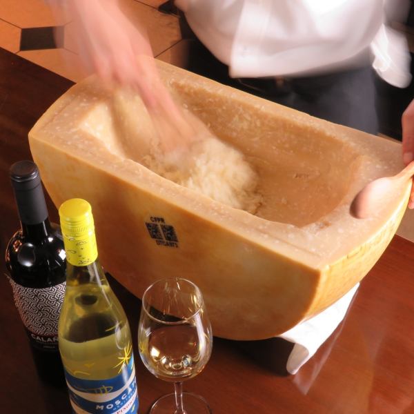 【來自意大利的Parmigiano-Reggiano Risotto】在顧客面前烹製。這是一個驚人的意大利調味飯！