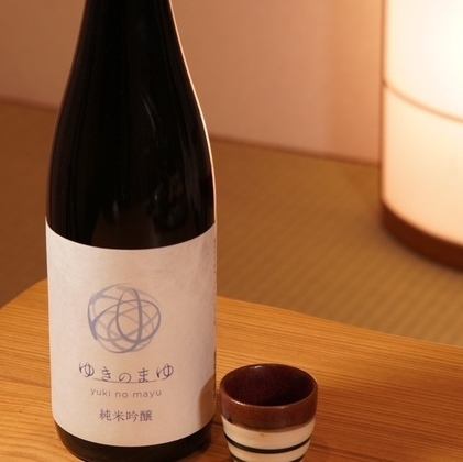 カウンター席では、オープンキッチンの調理風景を間近で楽しむことができます。和の雰囲気が漂う落ち着いた空間で、目の前で作られる料理の美しさと香りを堪能しながら、特別なひとときを過ごすのに最適です。夫婦での利用にもぴったりで、心温まる会話が弾むことでしょう。