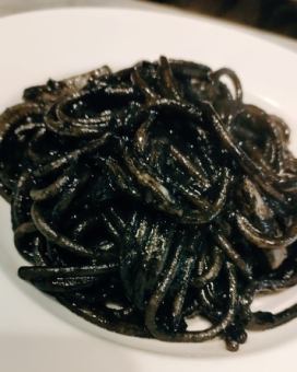 イカ墨のスパゲッティ