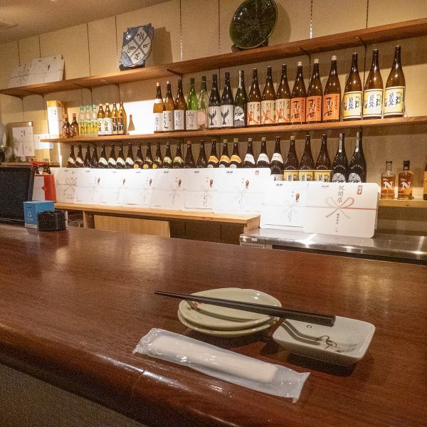 少人数でも使いやすいカウンター席もございます！もちろんお一人様でのご利用も歓迎です◎カツオのタタキなど、ご注文後に焼き上げる様子をカウンター席でお楽しみいただけます。落ち着いた雰囲気の中で、特別な時間をお過ごしください。心温まる料理と共に、至福のひとときをお楽しみいただける場所です。