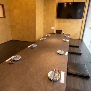 最大14名様までご利用いただける掘りごたつのお席をご用意しております。ゆったりとした空間で、友人や家族との大切なひとときをお過ごしいただけます。靴を脱いでくつろげるため、リラックスした雰囲気の中でお食事を楽しめます。少人数の集まりから大人数の宴会まで、幅広く対応可能となっております。