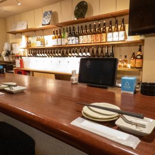 少人数でも使いやすいカウンター席もございます！もちろんお一人様でのご利用も歓迎です◎カツオのタタキなど、ご注文後に焼き上げる様子をカウンター席でお楽しみいただけます。落ち着いた雰囲気の中で、特別な時間をお過ごしください。心温まる料理と共に、至福のひとときをお楽しみいただける場所です。