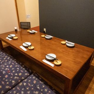 6名様までご利用いただける掘りごたつのお席をご用意しております。ゆったりとした空間で、友人や家族との大切なひとときをお過ごしいただけます。靴を脱いでくつろげるため、リラックスした雰囲気の中でお食事を楽しめます。少人数の集まりから大人数の宴会まで、幅広く対応可能となっております。