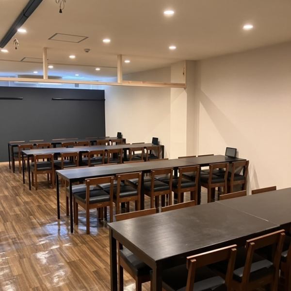 宴会向けの大きな部屋は、20名～52様まで対応可能な個室をご用意しております。会社宴会やご友人との集まり、みんなが集まるお祝い事に最適な空間です。ご予約が埋まりやすいのでお早目のご連絡をお待ちしております。