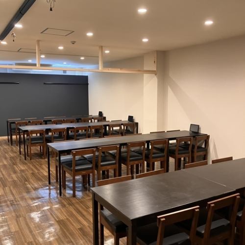 <p>宴会向けの大きな部屋は、20名～52様まで対応可能な個室をご用意しております。会社宴会やご友人との集まり、みんなが集まるお祝い事に最適な空間です。ご予約が埋まりやすいのでお早目のご連絡をお待ちしております。</p>