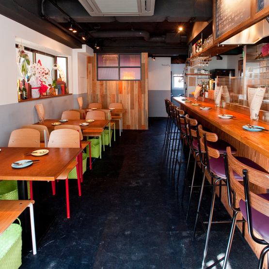 It's in a great location just a minute's walk from Yoyogi-koen Station and Yoyogi-Hachiman Station. The pink walls of the stairs leading up to the shop are stylish with tricolor illustrations of wine and cutlery.The main dining room has a counter. There are table seats and private rooms ☆