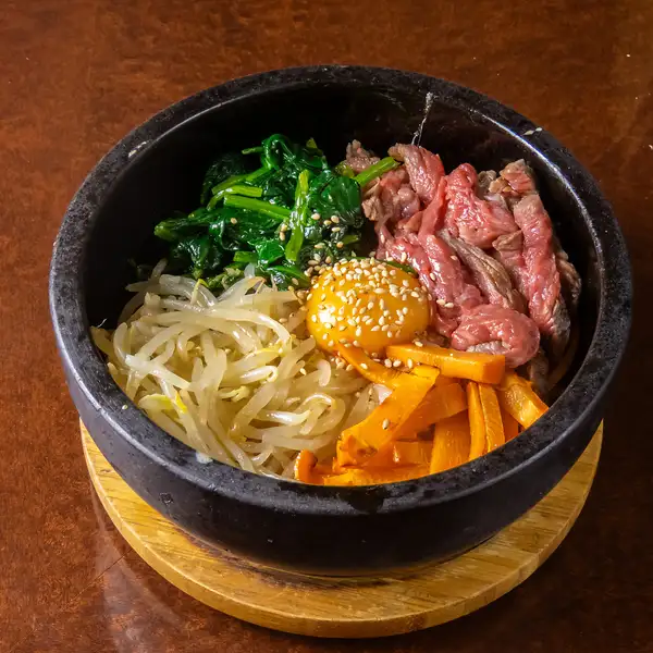 【本格的な韓国料理】お腹いっぱいお肉を食べた後のお食事にも最適!熱々でご提供する「石焼ビビンバ」♪