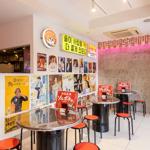 我们的餐厅位于车站附近,宽敞明亮,设有50个座位,可承办多达30人的宴会!所有餐桌均允许吸烟,轻松惬意的氛围使其成为公司欢送会、迎新会、同学聚会等活动的理想之选。我们提供种类丰富的精心烹制的韩式料理,以及无限畅饮的饮品!这家韩式酒吧定能让您的宴会圆满成功!