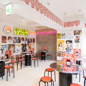 这家韩国餐厅氛围明亮，整面墙都贴满了海报！餐厅共有50个座位，宽敞舒适，是享用美食的理想场所。最多可容纳30人举办宴会，非常适合大型团体！您还可以一边欣赏美丽的夜景，一边享用美食！