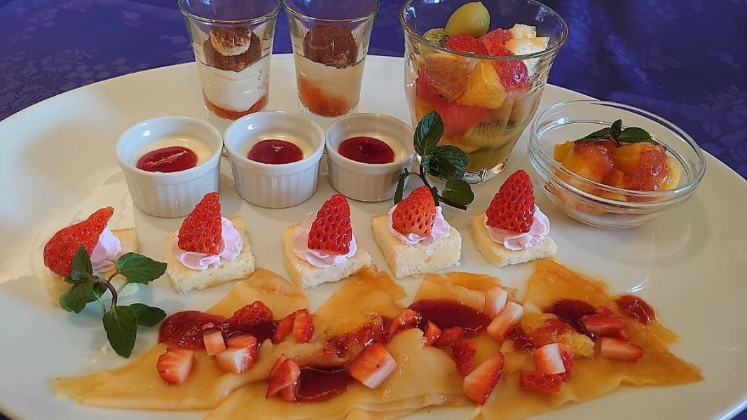 Spring lunch course with strawberry dolce buffet