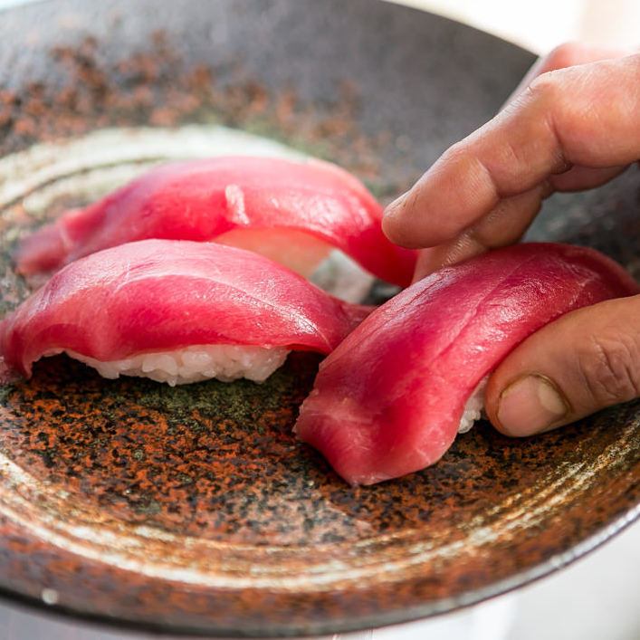 簡單的壽司搭配新鮮的海鮮！還有當季食材◎