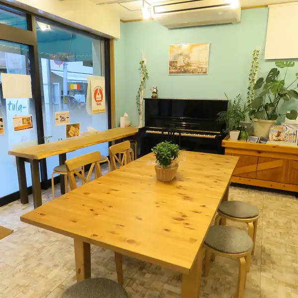 ≪新開地駅３号出口より徒歩約7分≫店内のテーブルは実は店主の手作り。一枚板から作られたカウンターやテーブルは温かみのあるウッディな雰囲気をつくっています。2ヶ月に1回ピアノ演奏や沖縄三線の弾き語りライブも開催しております！