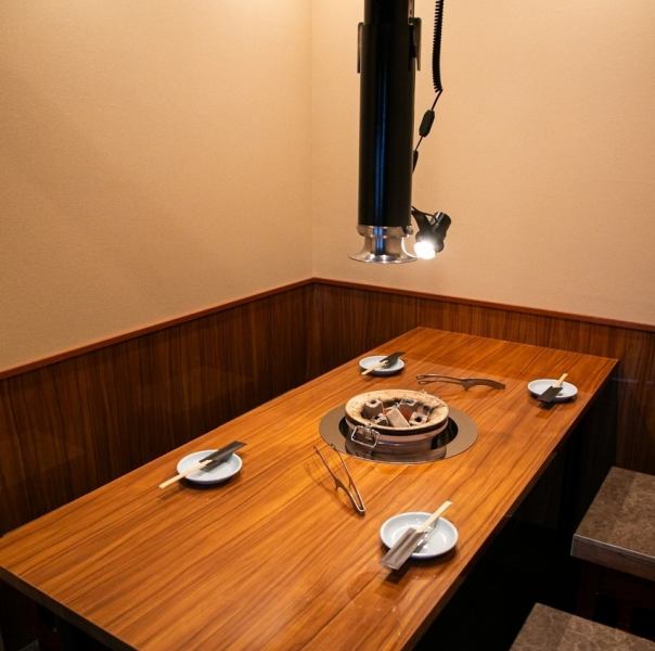 会食や接待などのビジネスシーンにも最適な個室席もございます。周りを気にせず、落ち着いた雰囲気の中でゆっくりと食事や会話を楽しみたい時にぴったりです◎プライベートな空間で、大切な人との時間を存分に満喫できます。レトロ感のある落ち着いた雰囲気の中でゆったりと寛ぎながら、美味しい焼肉をご堪能ください。