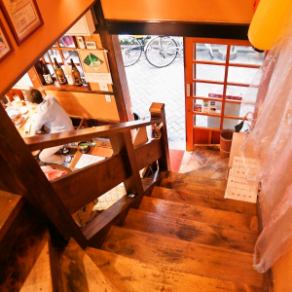【2階へ上がる階段】こちらの階段を上がると2階のお座敷席となります。1階、2階合わせて総席数52席の一軒家居酒屋です！