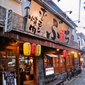 【外観】昭和レトロでどこか懐かしい雰囲気で気軽に入りやすい焼肉店です！店内でごゆっくりお過ごしください。