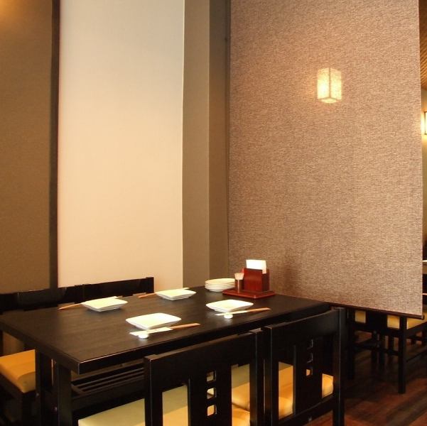 4人掛けのテーブル席は、簾を下ろすと半個室風に。会社帰りに1杯飲んで帰りませんか？