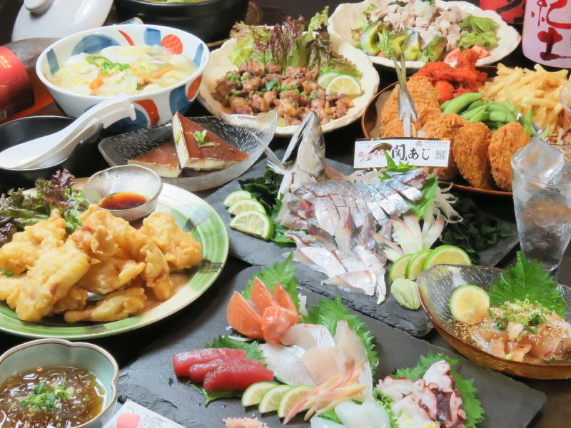 別府の趣ある観光通りに堂々と店舗を構えるの酒場じっちゃん…。居心地の良い空間が定評ですが、その秘密は”内装”に！『昭和レトロな雰囲気』を想わせるインテリアや装飾が気持ちを落ち着かせてくれます♪ゆ～っくりと寛げる安らぎ空間で【こだわりの郷土料理】、【新鮮な魚料理】、【各種鍋コース】をお愉しみください。