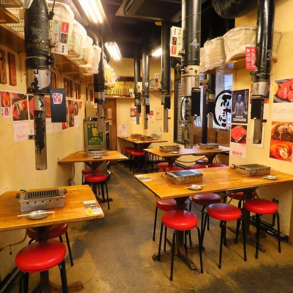 ふたごの店内はパイプいすと卓上のガスコンロという懐かしいテイスト。コンロはお店のコンセプトにこだわり廃盤のコンロを復刻したレア物！流れる音楽も2000年代J-POPで、どこか懐かしさが漂います。