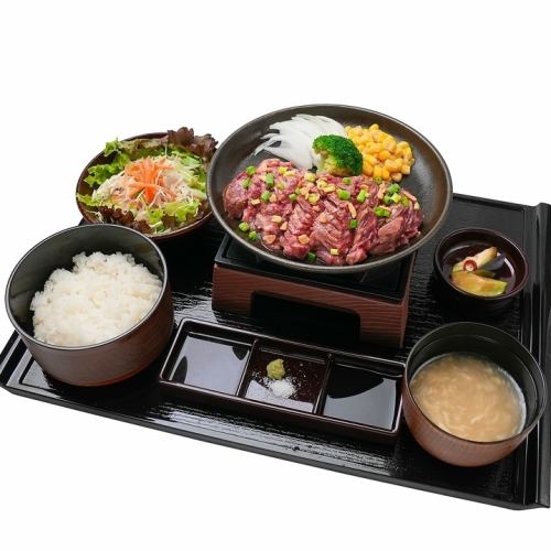 福よし独自の熟成製法で仕上げた逸品は脂の甘みが調和した味わいを堪能できます【熟成ハラミステーキ御膳】