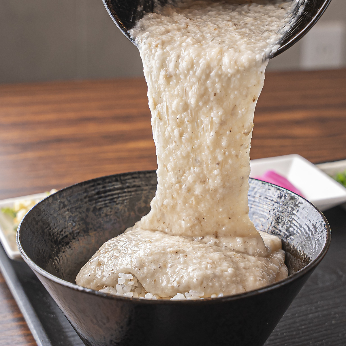 奈良で自然薯を味わえる店は他になし!特製のダシと共に毎朝手間暇かけてすり下します