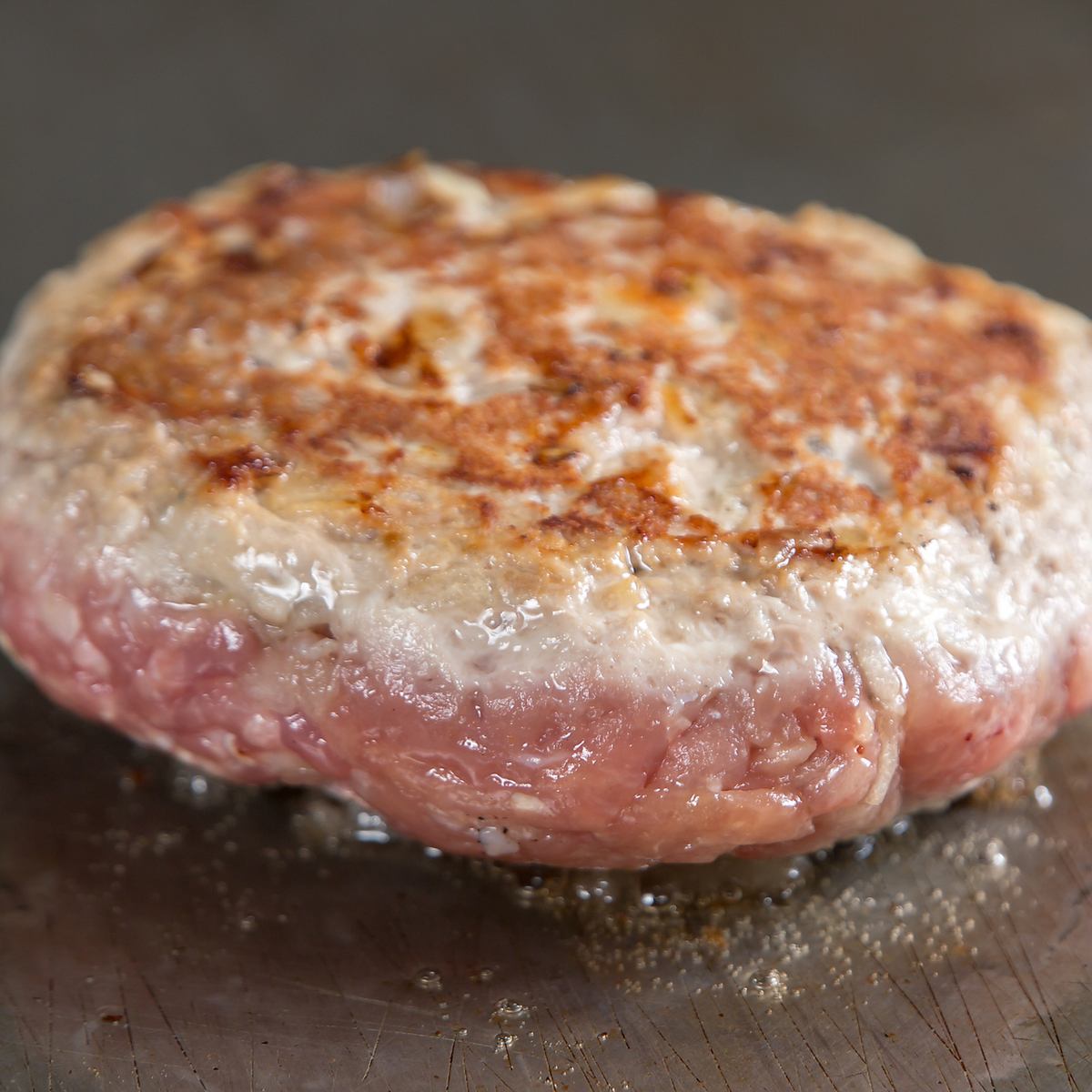 粉もの以外にも、こだわりの肉料理も豊富にご用意！