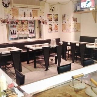 店内はカウンター＋テーブル席で24名様までのご宴会が可能！各テーブルに鉄板があるのでアツアツの焼き立てをお召し上がりいただけます★広々とお使いいただけるテーブル席でお食事を…大切な方々と共に至福のひと時をお楽しみください。
