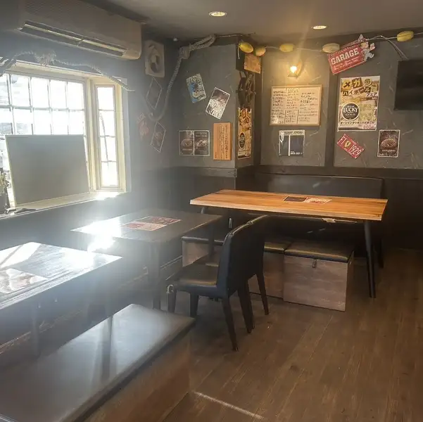 アットホームな店内では若い方からご家族の方まで幅広くご利用頂いております♪大人数の宴会も対応可能です!どこか懐かしく、落ち着いた雰囲気でお過ごし頂ける空間をご用意しております。テーブル席でごゆっくりお過ごしください。