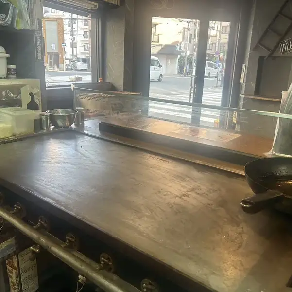 鉄板で当店オリジナルの創作鉄板料理をご堪能ください♪毎日毎日ピカピカに磨いた鉄板でアツアツ出来立て料理をお持ちします。テーブル席やカウンター席などご自由にご利用ください。スタッフ一同お待ちしております。