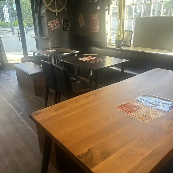 店内はカウンター+テーブル席で24名様までのご宴会が可能!広々とお使いいただけるテーブル席でお食事を…大切な方々と共に至福のひと時をお楽しみください。