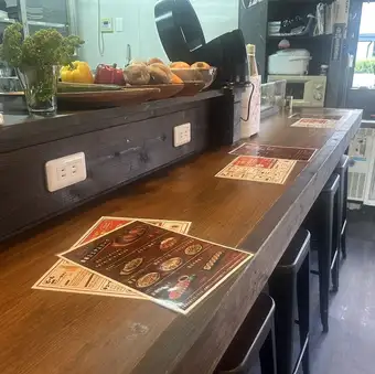 ライブ感満点のカウンター席で、絶妙なタイミングお食事、お飲物をご提供させて頂きます!人気のカウンター席は横並びに座れるのでデートにもピッタリです。