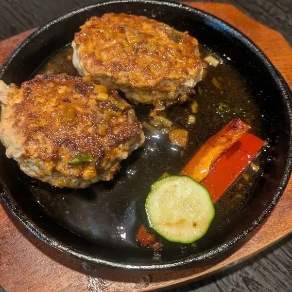 ハンバーグ、サイコロステーキなどお肉料理も豊富1