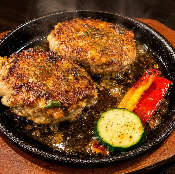 ハンバーグ、サイコロステーキなどお肉料理も豊富1