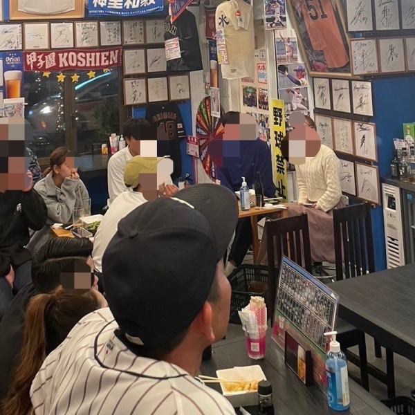 《棒球迷聚集！》店内有职业棒球手签名的球，有职业棒球手签名的彩纸，还有冲绳县前高中棒球选手送来的制服，这是我们制作的棒球景点咖啡厅! “棒球、微笑和家的味道。” 一个可以尽情谈论棒球的地方