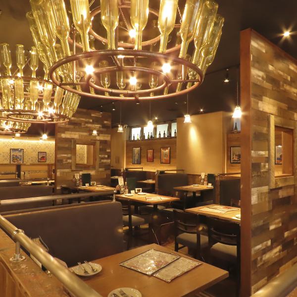 【メインダイニング】歓送迎会、同窓会、誕生会、大型宴会など、様々なシーンでご利用いただけます!ママ会や女子会など少人数でのお食事にもぴったりのお席もございます。