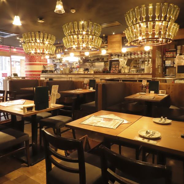 【木のぬくもりを感じる内装】店舗の内装は木の暖かさを感じてもらえる様に意識しています。お洒落な照明と木の温もりを感じる内装をお楽しみください。