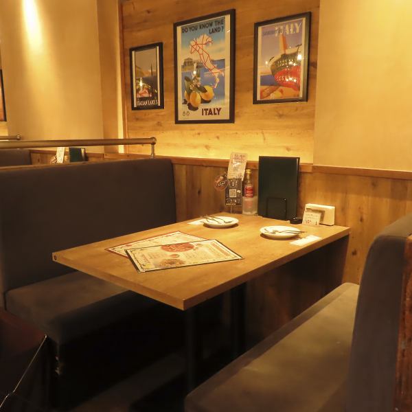 【ソファ席】ファミリーやカップルでのご利用にも最適!落ち着いた空間で、本格イタリアンと相性抜群のドリンク楽しみながらゆったりとした時間を過ごせます。