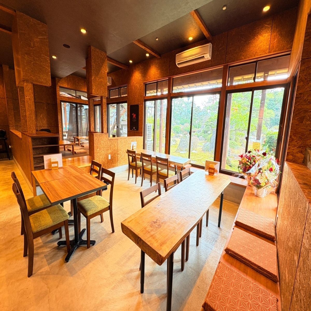 庭園を望む広々とした和空間。20名様以上のご宴会も承ります。