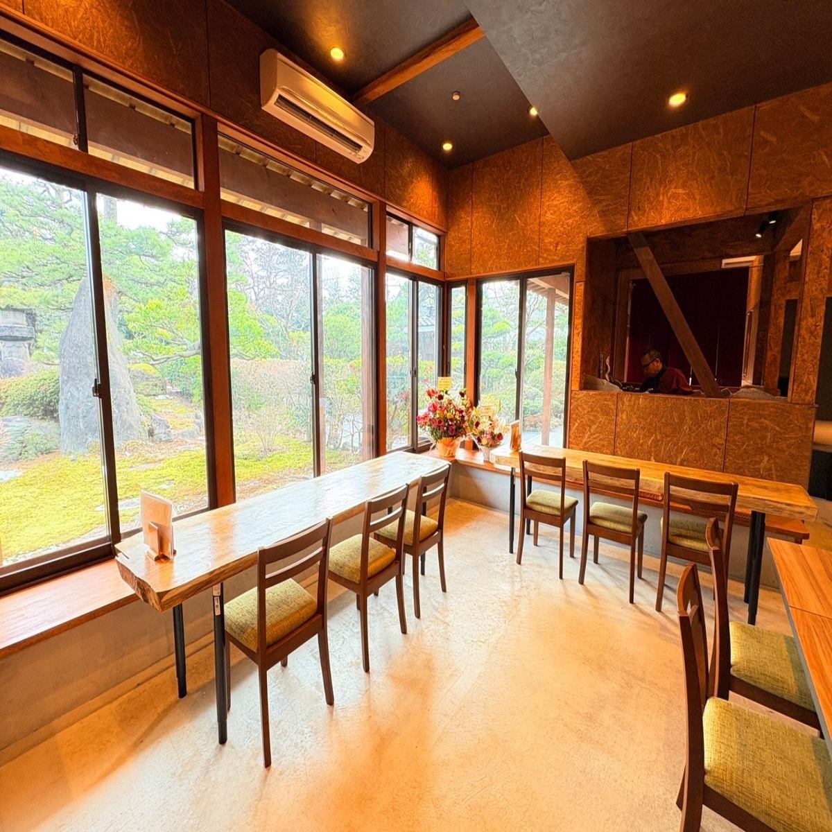 外の景色を眺める特等席。ゆったりと会話が弾む大人の女子会。