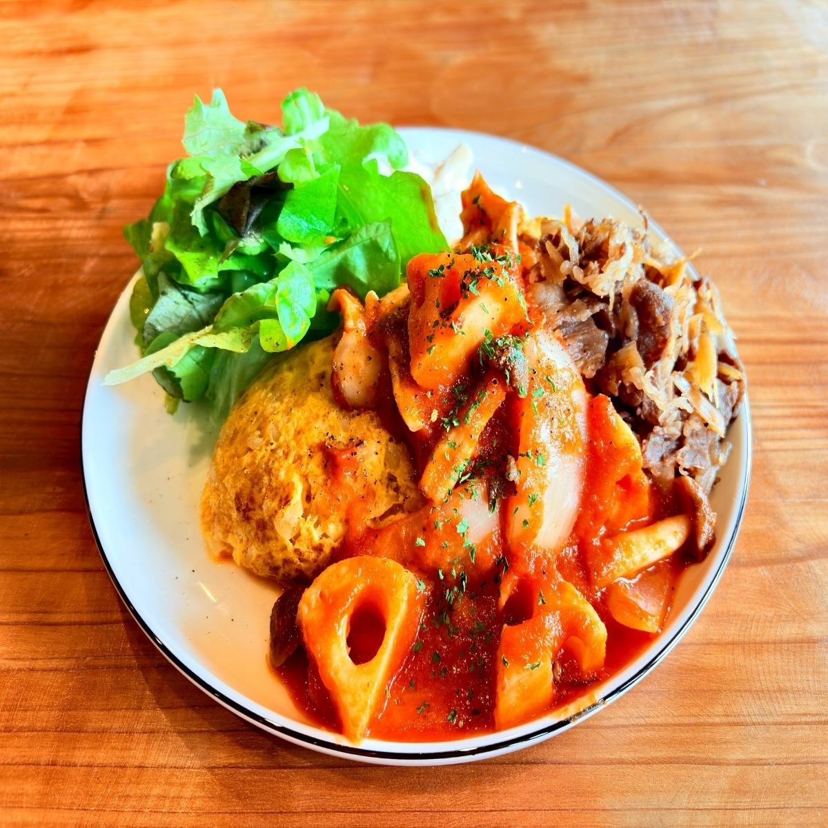 お肉も野菜もたっぷり味わえる、大満足のワンプレートランチ。