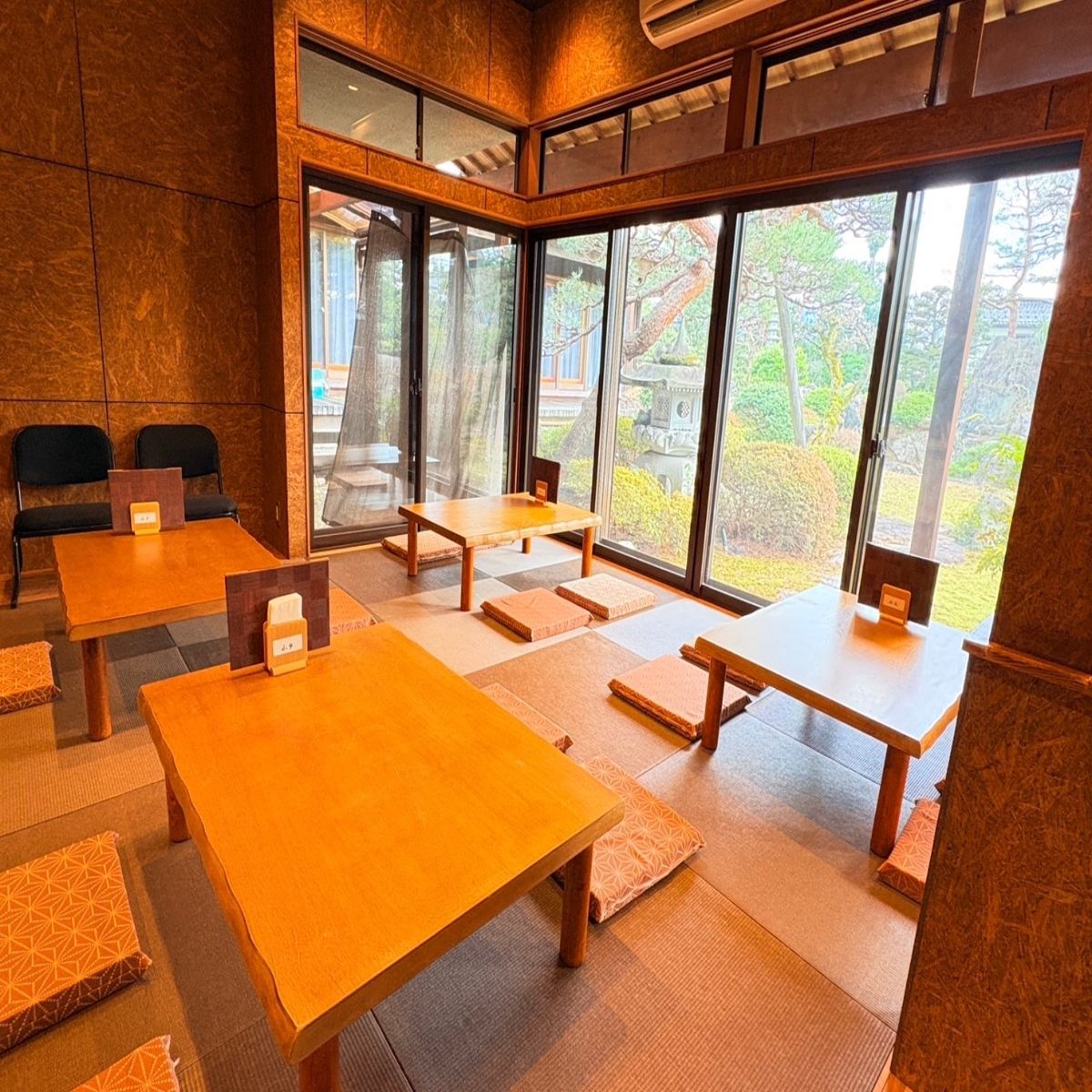 大きな窓のあるくつろぎの和空間。心安らぐ大人のひとときを。