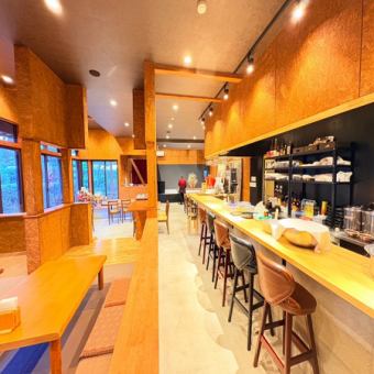 【カウンター席】木の温もりを感じる広々としたカウンター席は、お一人様でも気軽にお立ち寄りいただける特等席です◎目の前にはオープンキッチンが広がり、調理の様子を眺めながら、ゆったりとお食事とお酒をご堪能いただけます♪デートやご友人とのサク飲み、お仕事帰りなど、様々なシーンにおすすめのお席です！
