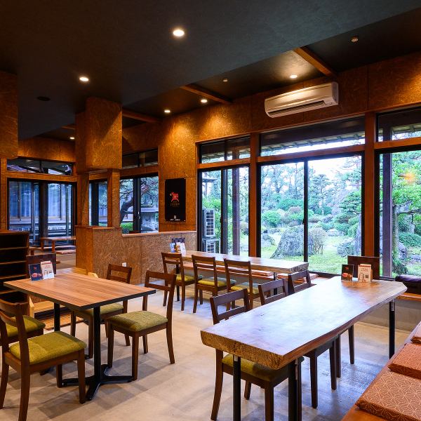 大きな窓から美しい日本庭園を望むことができる、開放感あふれる店内です♪窓際に配置されたお席では、四季折々の自然の景色を眺めながら、ゆったりとお食事をお楽しみいただけます◎自然光がたっぷりと降り注ぐ明るい空間は、デートやご友人とのランチタイムにもぴったり！心安らぐ穏やかなひとときをお過ごしください。