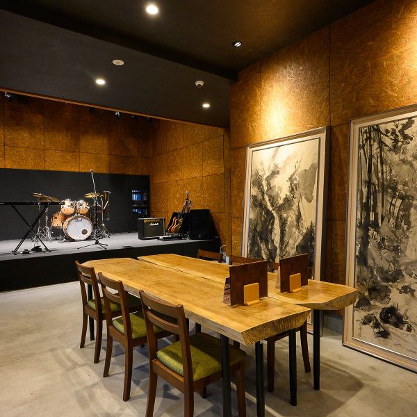 店内中央に配置された一枚板風の大きな木製長テーブルが目を惹くお洒落な空間です♪壁にはダイナミックな墨絵のようなアートが飾られており、洗練された和モダンの雰囲気を演出しています◎大人数でのグループ利用や気の置けないご友人との飲み会など、ワイワイとテーブルを囲んで楽しいひとときをお過ごしいただけます！