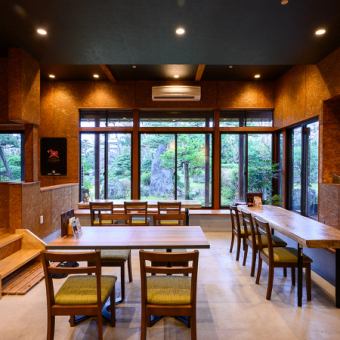 【貸切利用も】木の温もり溢れる広々とした店内は、貸切でのご利用も大歓迎です◎美しい庭園を眺めながら、プライベートな空間で特別なお時間をお過ごしいただけます♪テーブル席や窓際のベンチシートなど、様々なタイプのお席をご用意！ご家族での集まりや各種ご宴会など、人数やご予算はお気軽にお店までご相談ください◎