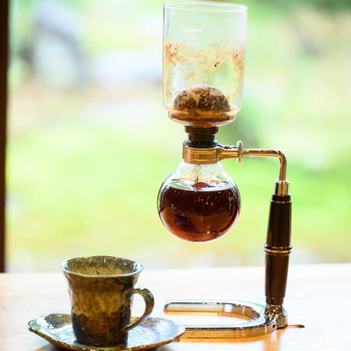 香り立つ至福の一杯。サイフォンで淹れる本格コーヒー